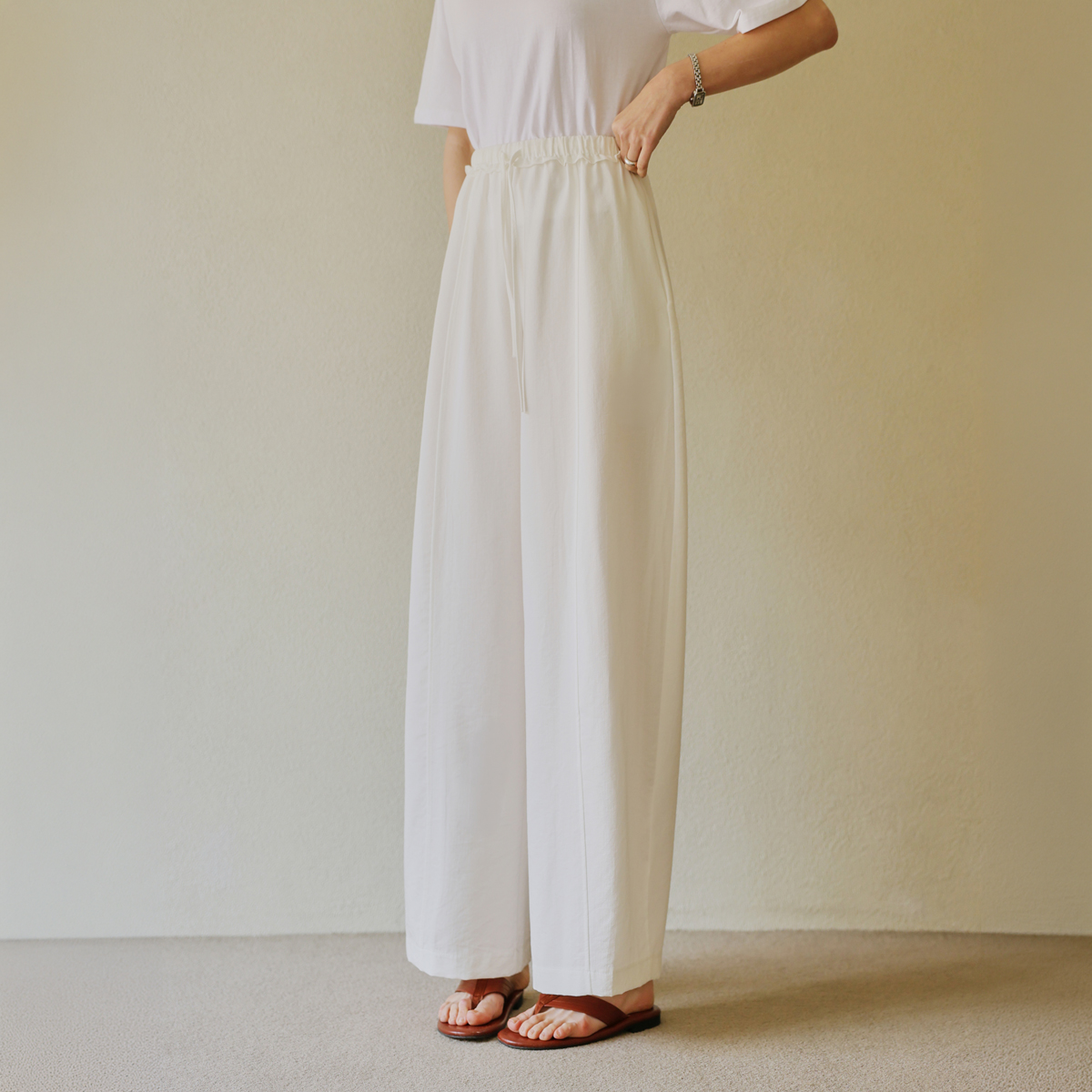 <b>[The Current Trend: Better Fit]</b> Swaying Curved Wide Pants with Cut-out Drawstring