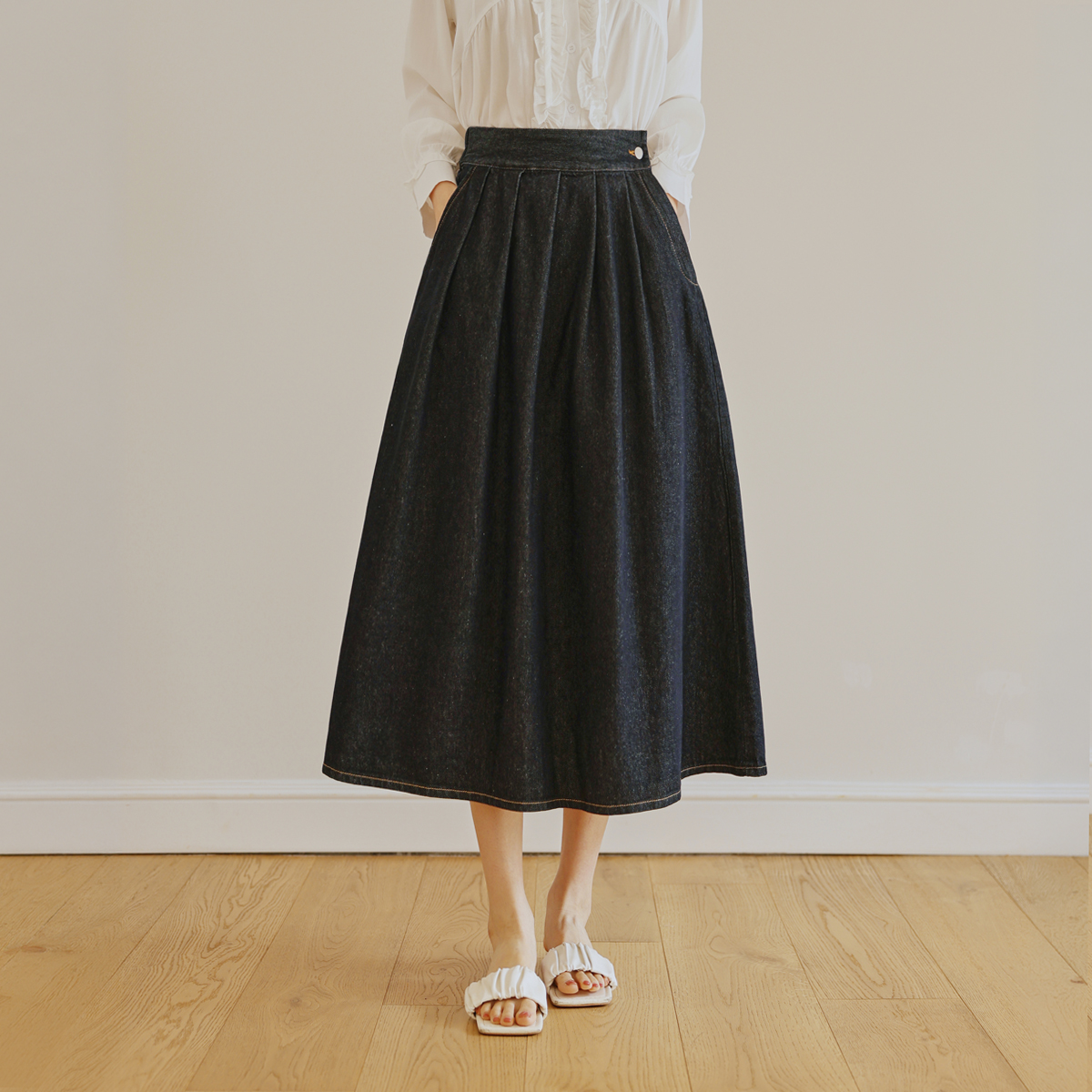 Pleated button raw denim skirt