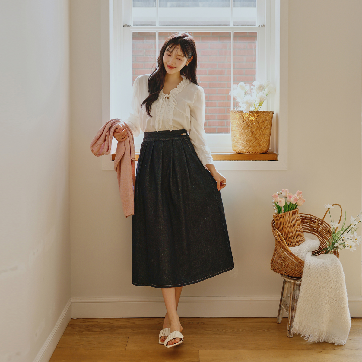 Pleated button raw denim skirt