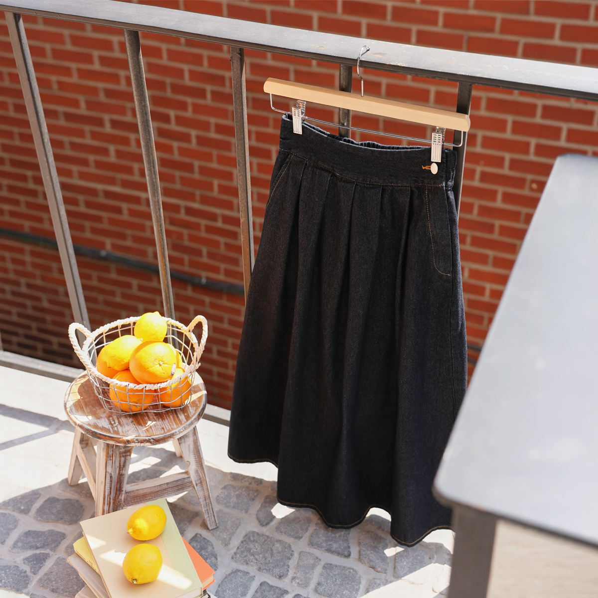 Pleated button raw denim skirt