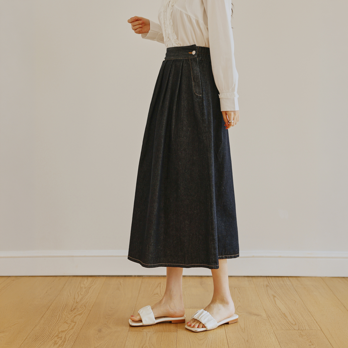 Pleated button raw denim skirt
