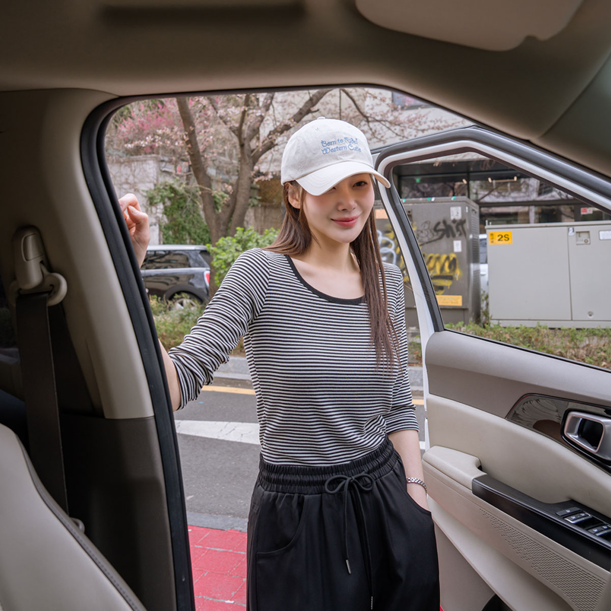 Corrugated U-neck 3/4 length striped tee