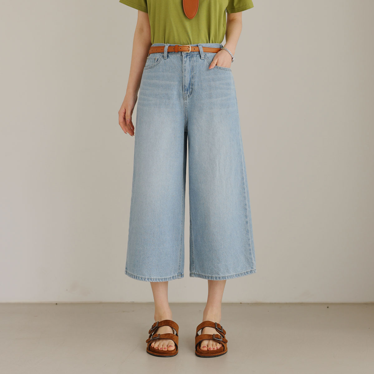 Wide 7/8 length denim pants with back elastic banding