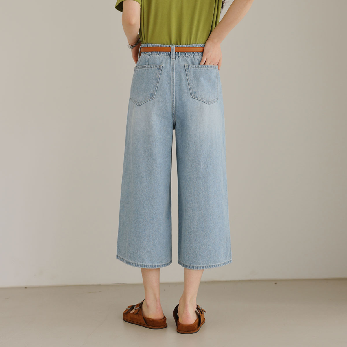 Wide 7/8 length denim pants with back elastic banding