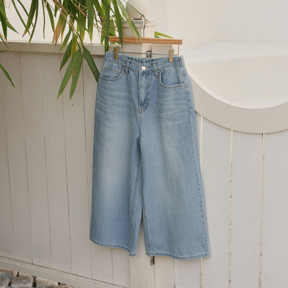 Wide 7/8 length denim pants with back elastic banding