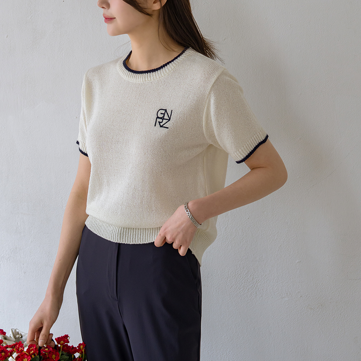 Embroidered color-block short-sleeve knit