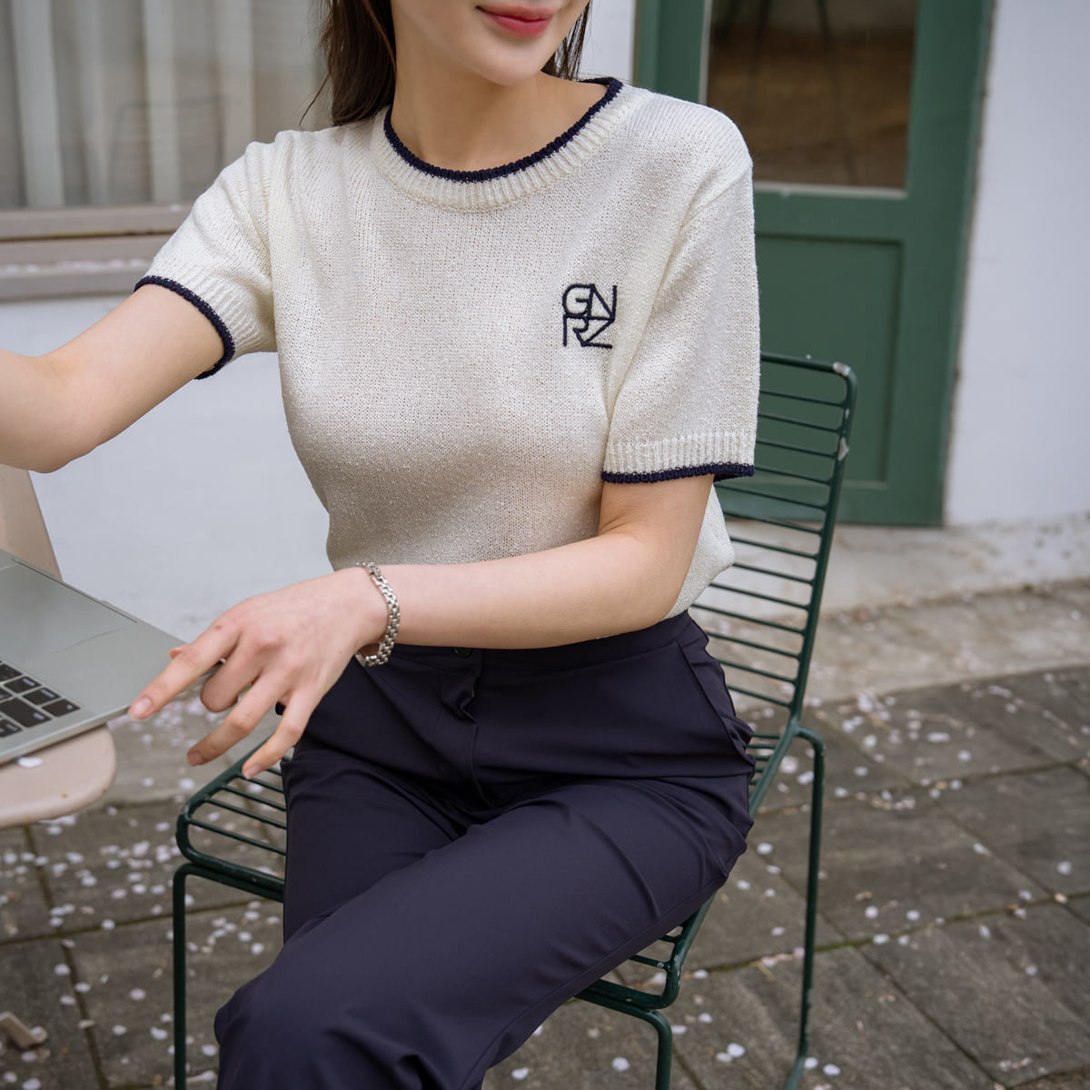Embroidered color-block short-sleeve knit