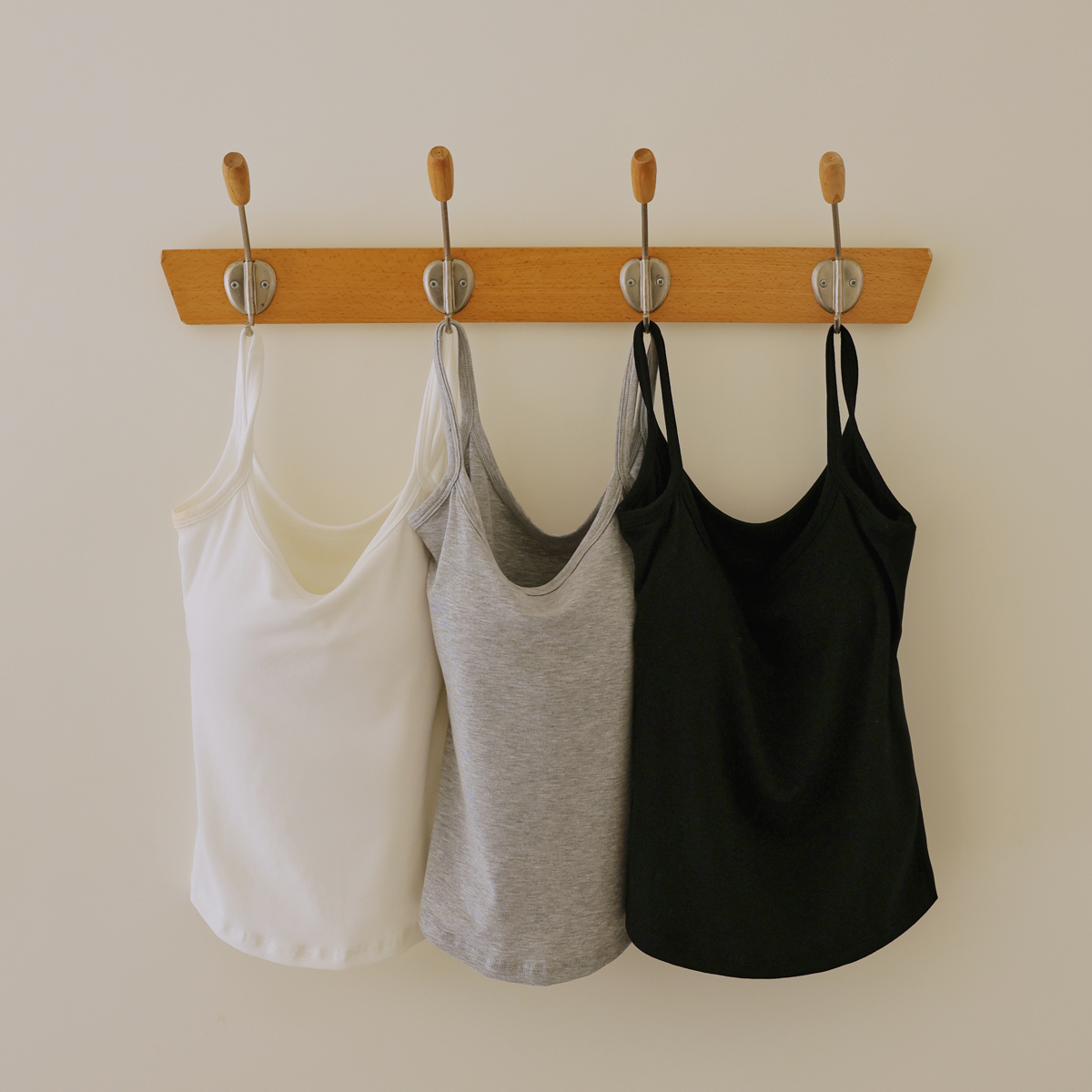 <b>[MD Recommended New Arrival]</b> Sleeveless top with built-in cups and pad fixation for underarm coverage