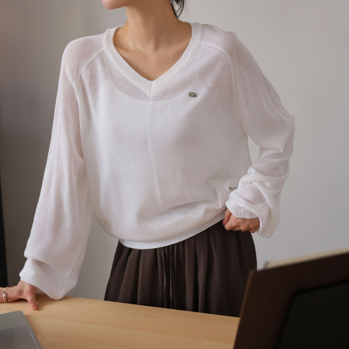 pendant V-neck cooling knit