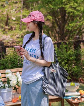 Avenue Font Short T-shirts