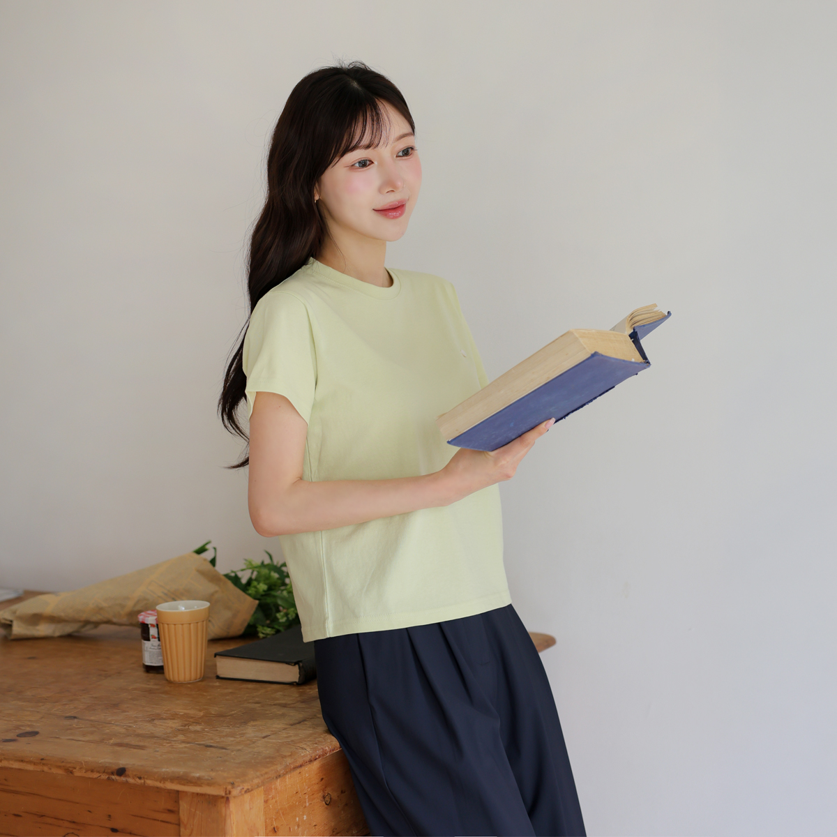 Mother-of-pearl semi-cropped short-sleeve tee