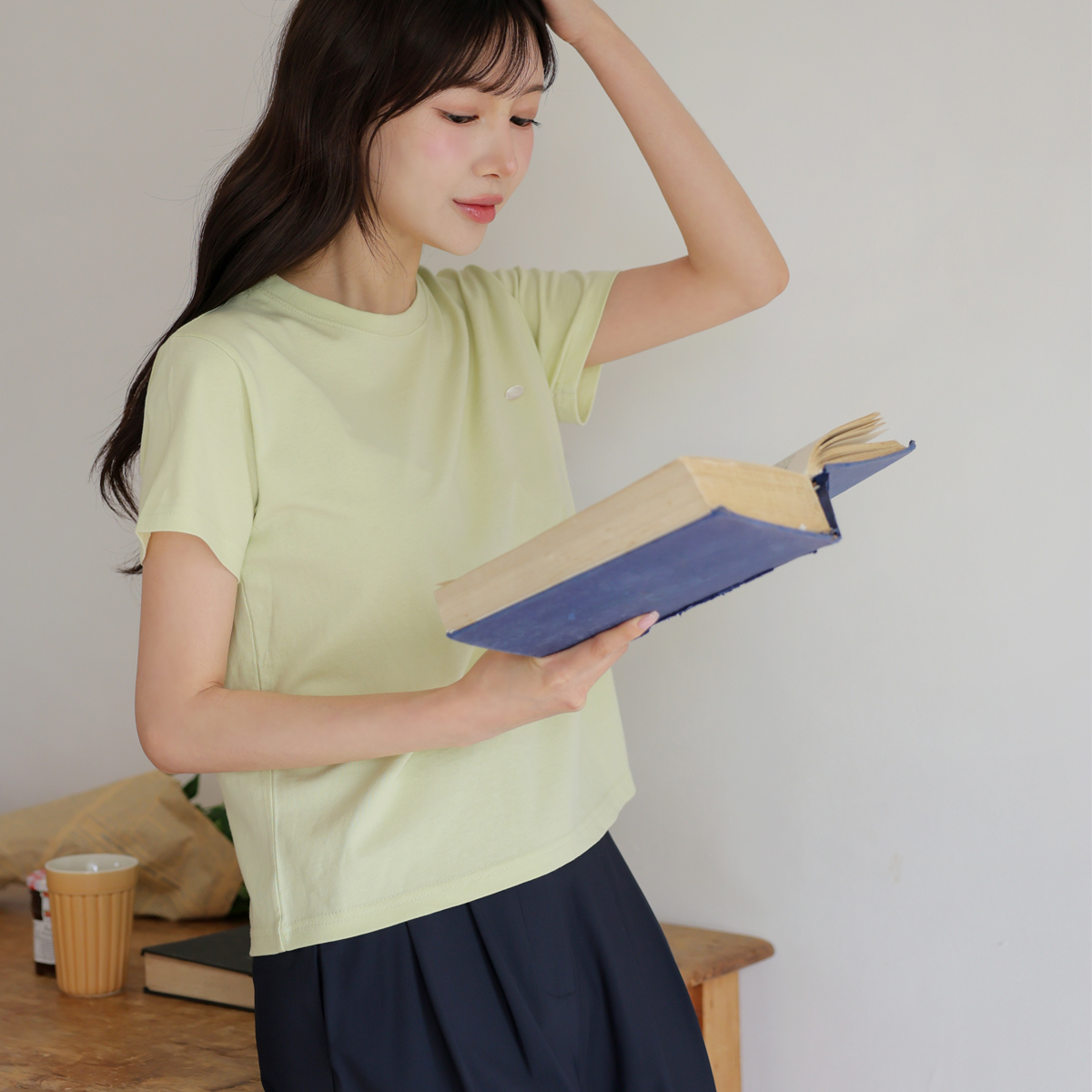 Mother-of-pearl semi-cropped short-sleeve tee