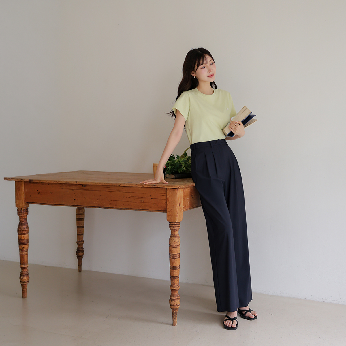 Mother-of-pearl semi-cropped short-sleeve tee