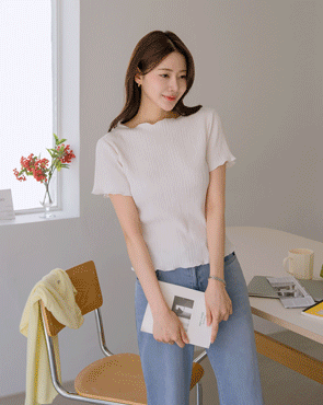 Wavy pleated tee