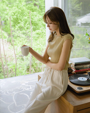 Linen Round Neck Pleated Sleeveless Top