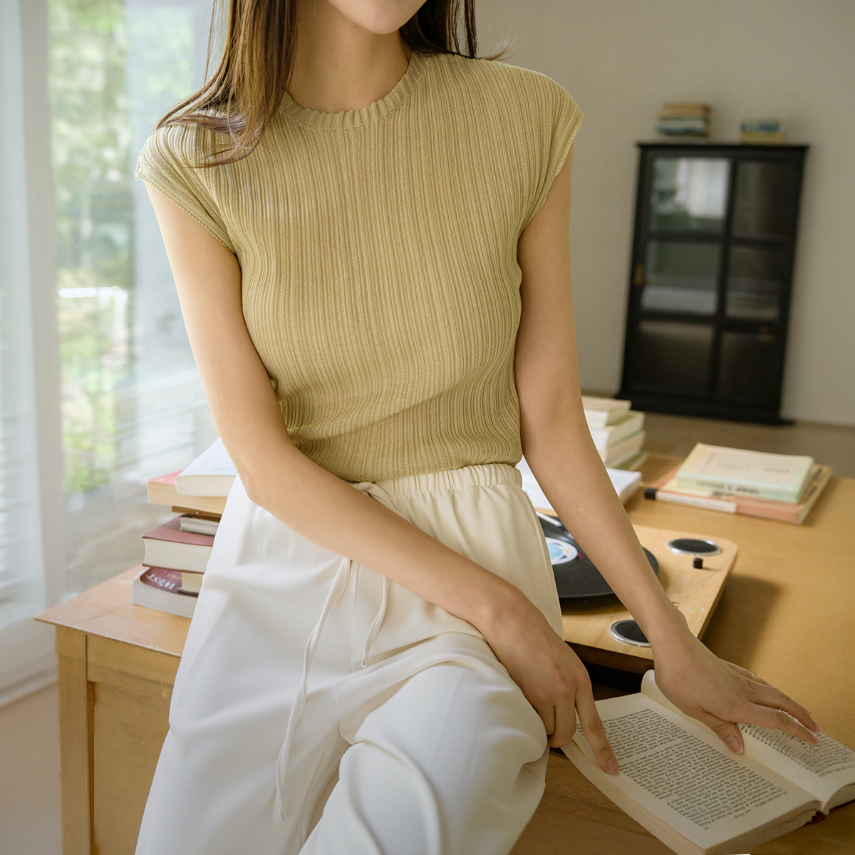 Linen Round Neck Pleated Sleeveless Top