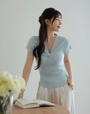 Delicate fit twisted ribbed knit