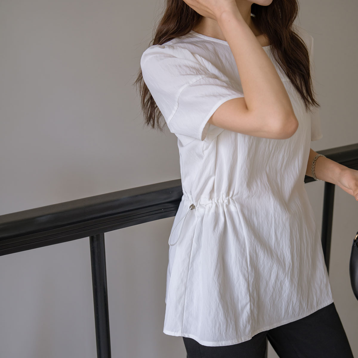 <b>[Opening Special]</b> <b>[Made]</b> Cut-out Line Stopper Loose Fit Blouse