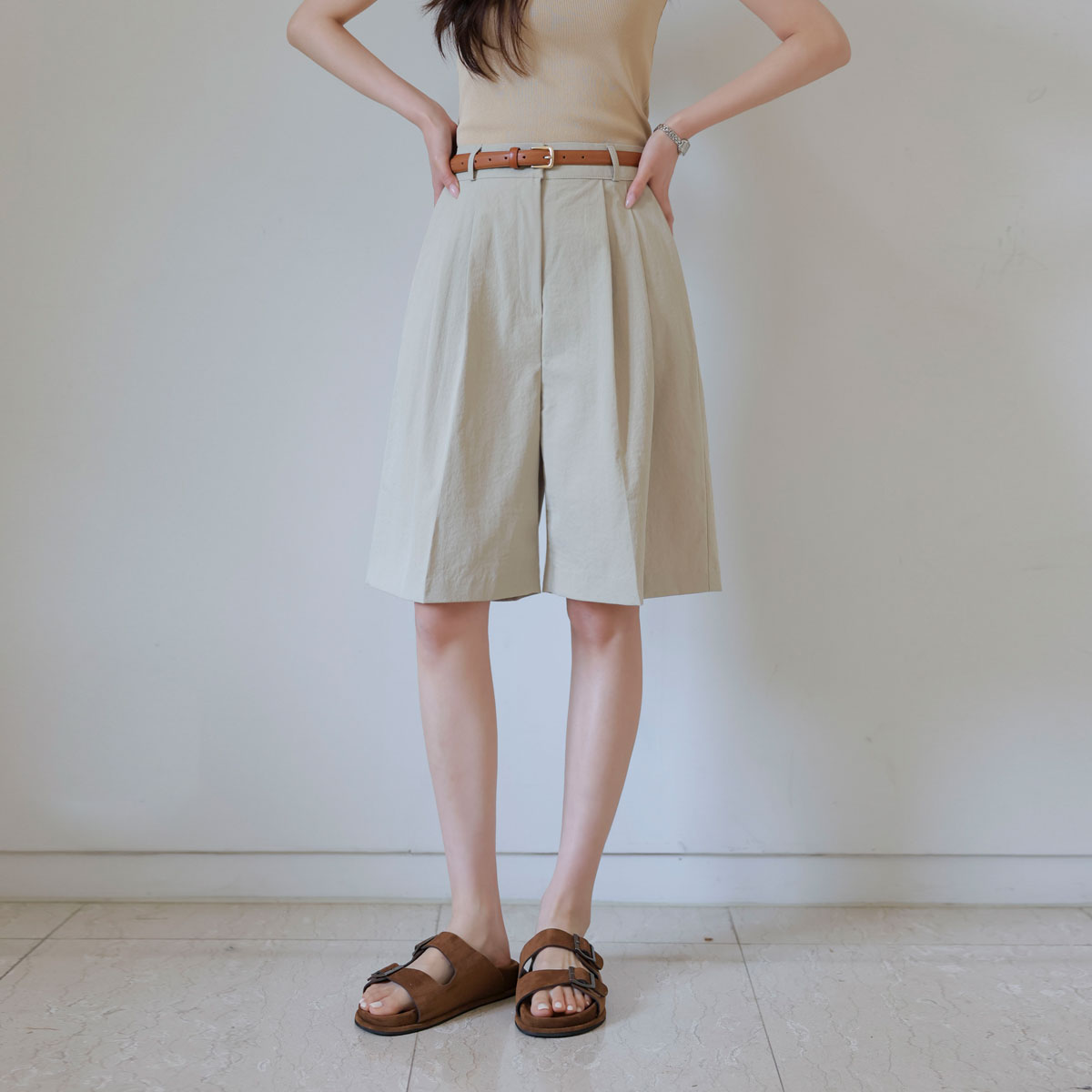 Two-pintuck back elastic waistband capri pants
