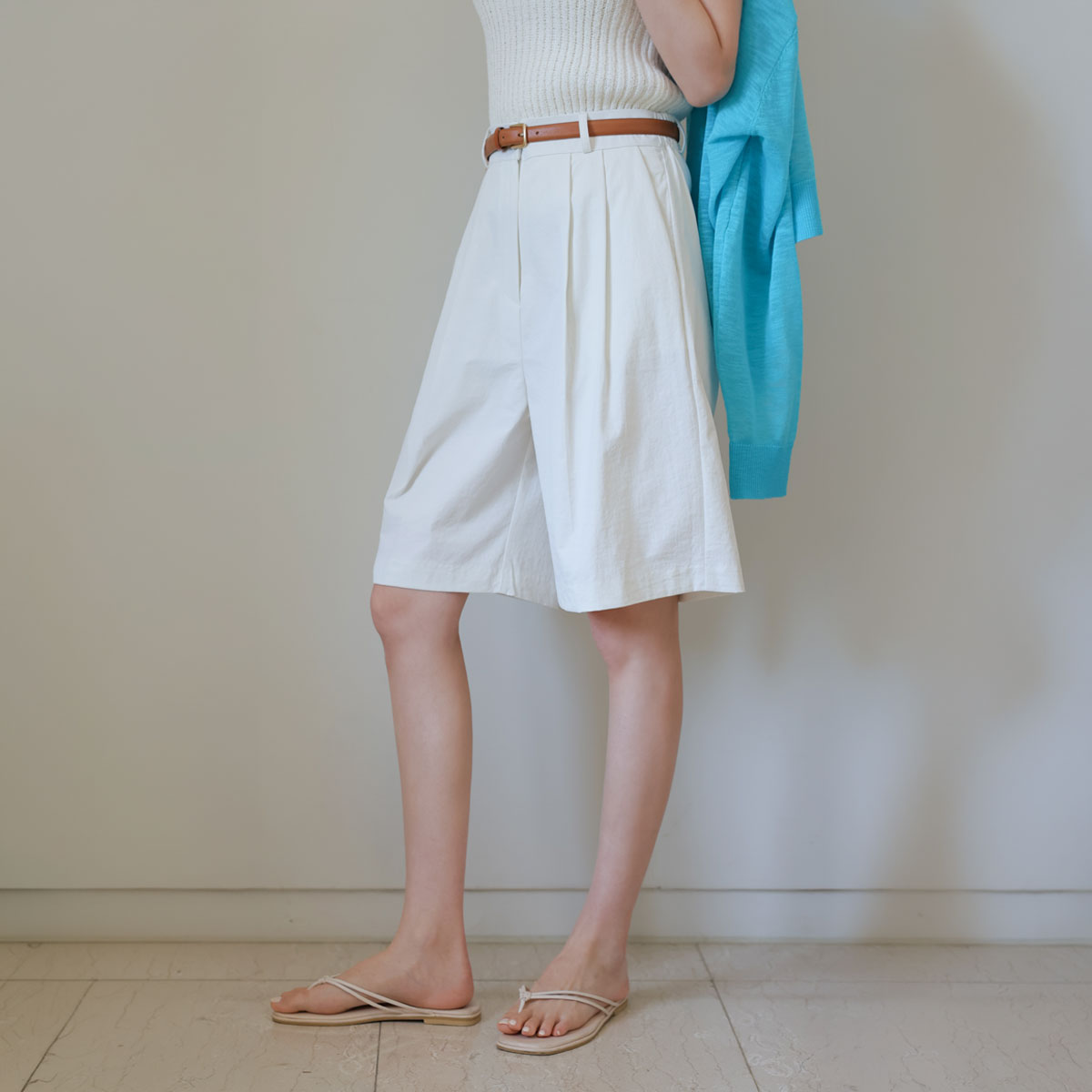 Two-pintuck back elastic waistband capri pants
