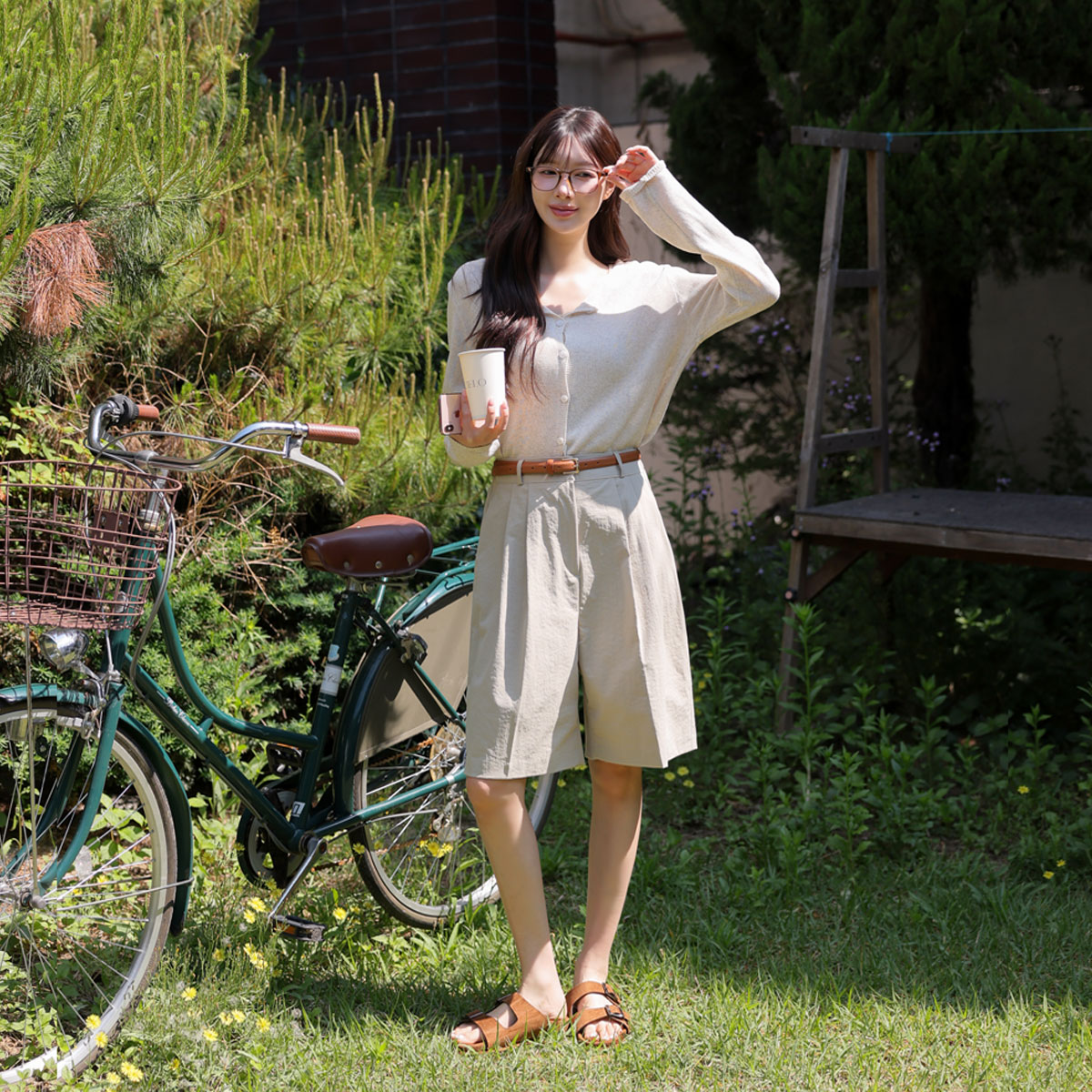 Two-pintuck back elastic waistband capri pants
