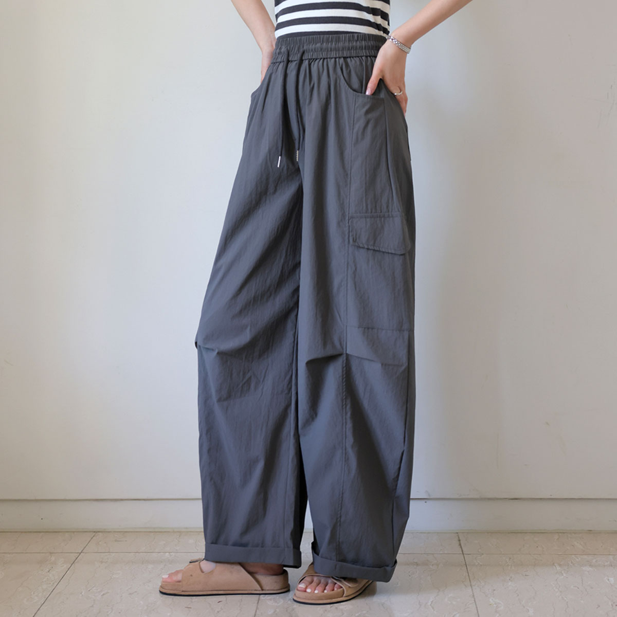 Cut-out pintuck roll-up cargo pants