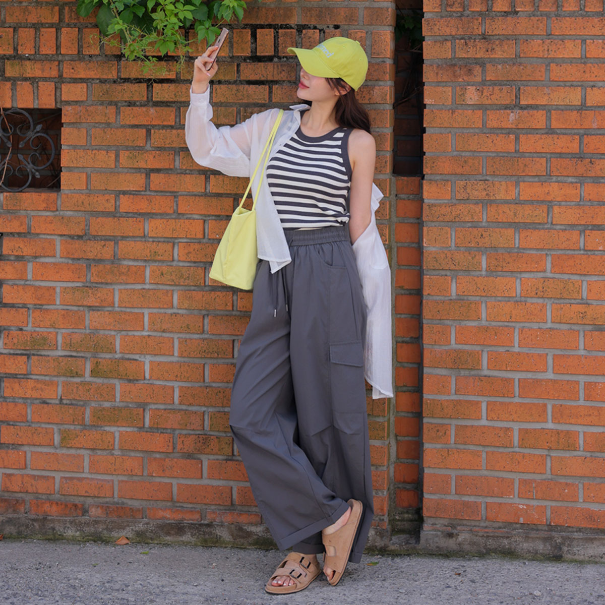 Cut-out pintuck roll-up cargo pants