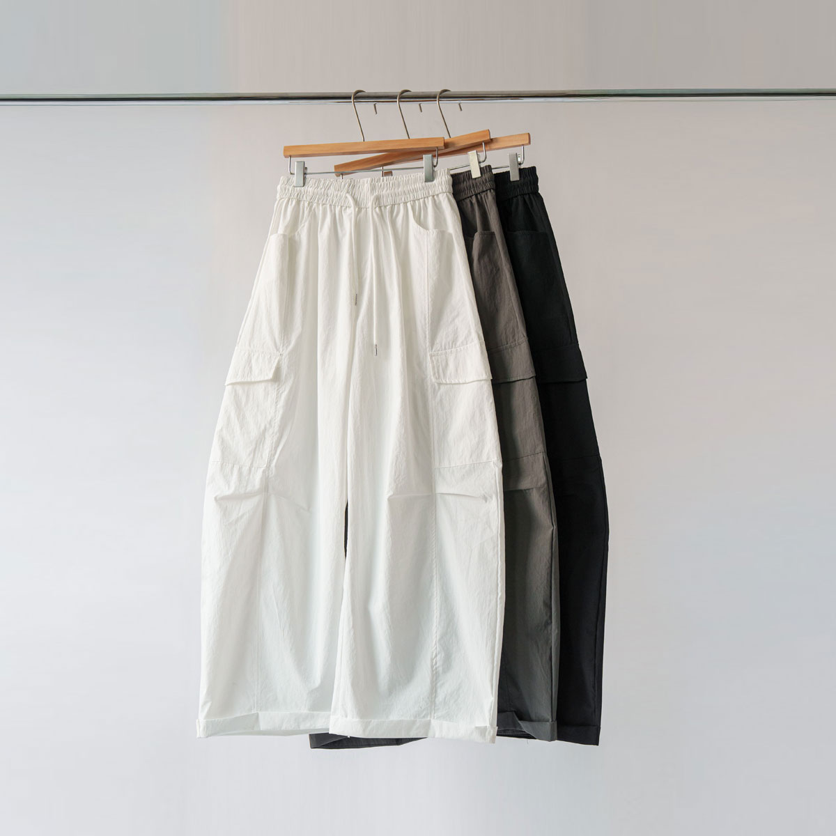 Cut-out pintuck roll-up cargo pants