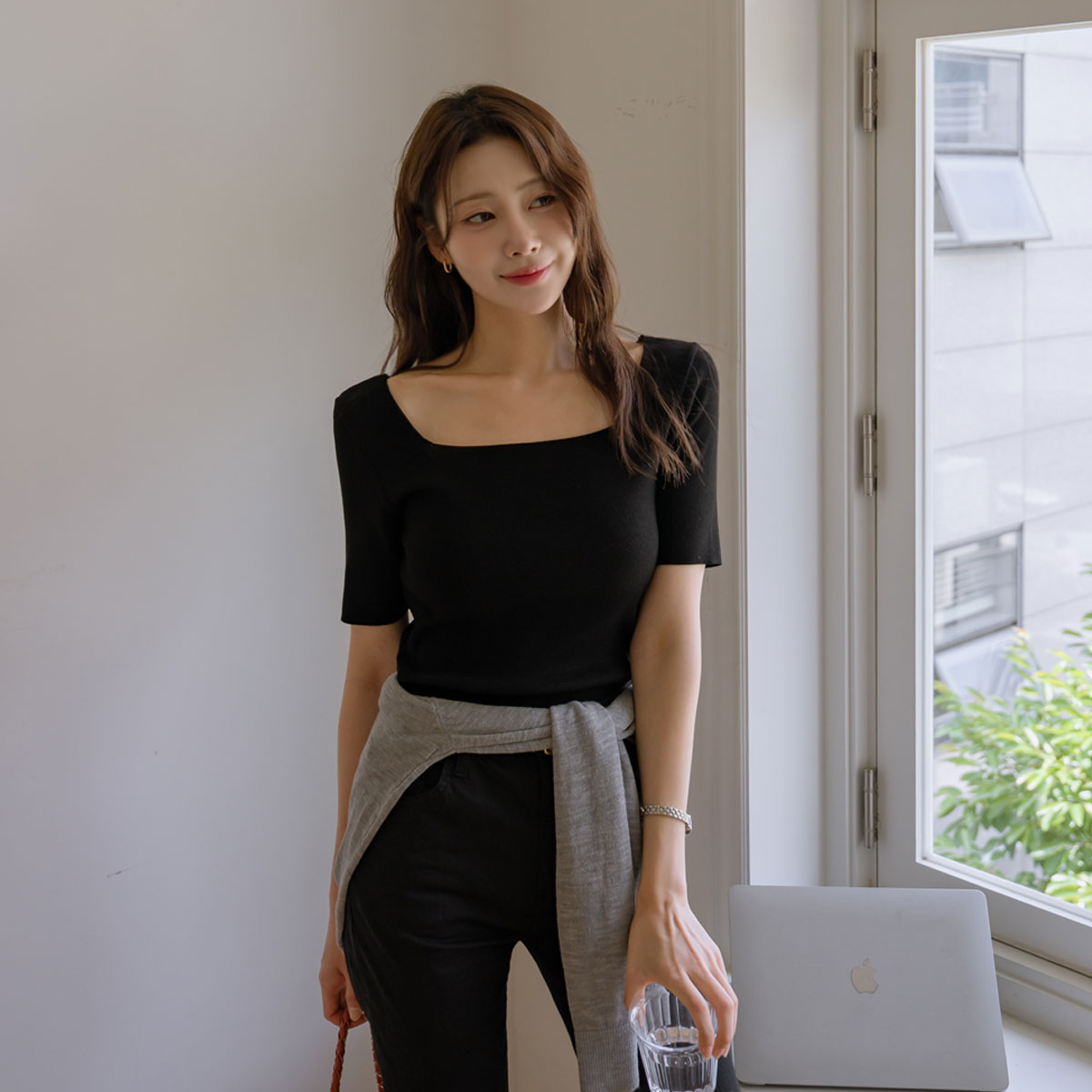 Reversible short-sleeved knit sweater that can be worn front or back