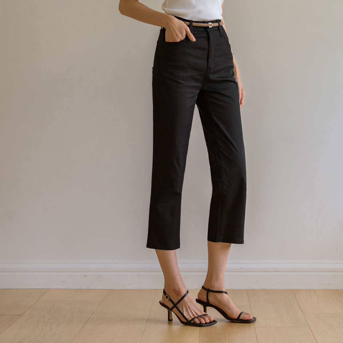 Slim Hidden Octave Capri Pants
