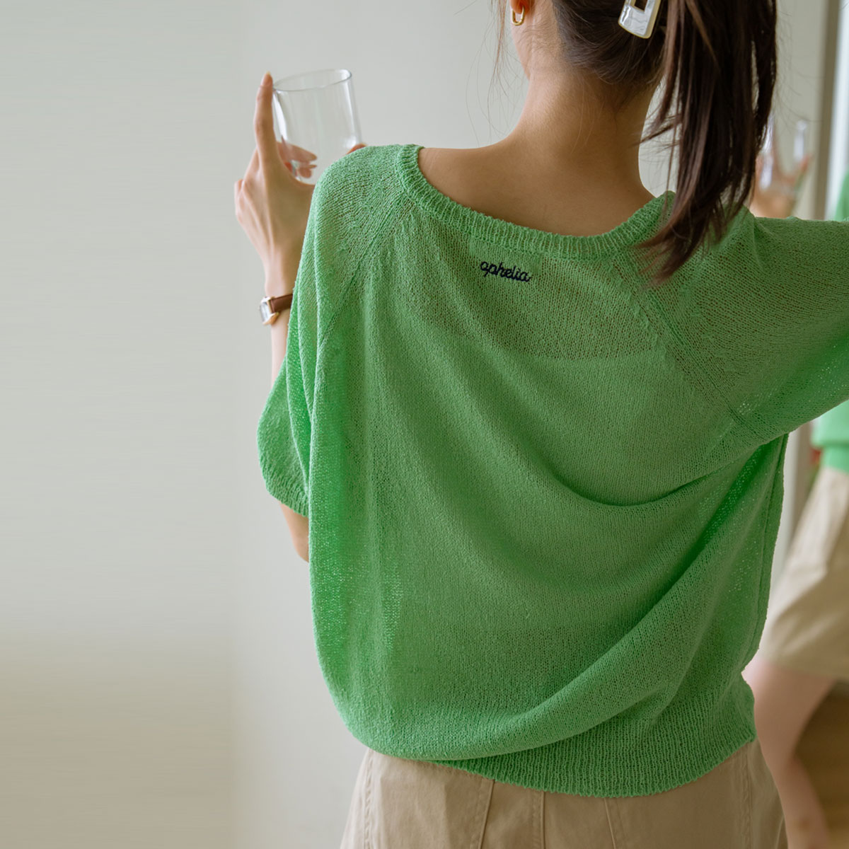 Back lettering V-neck boucle knit