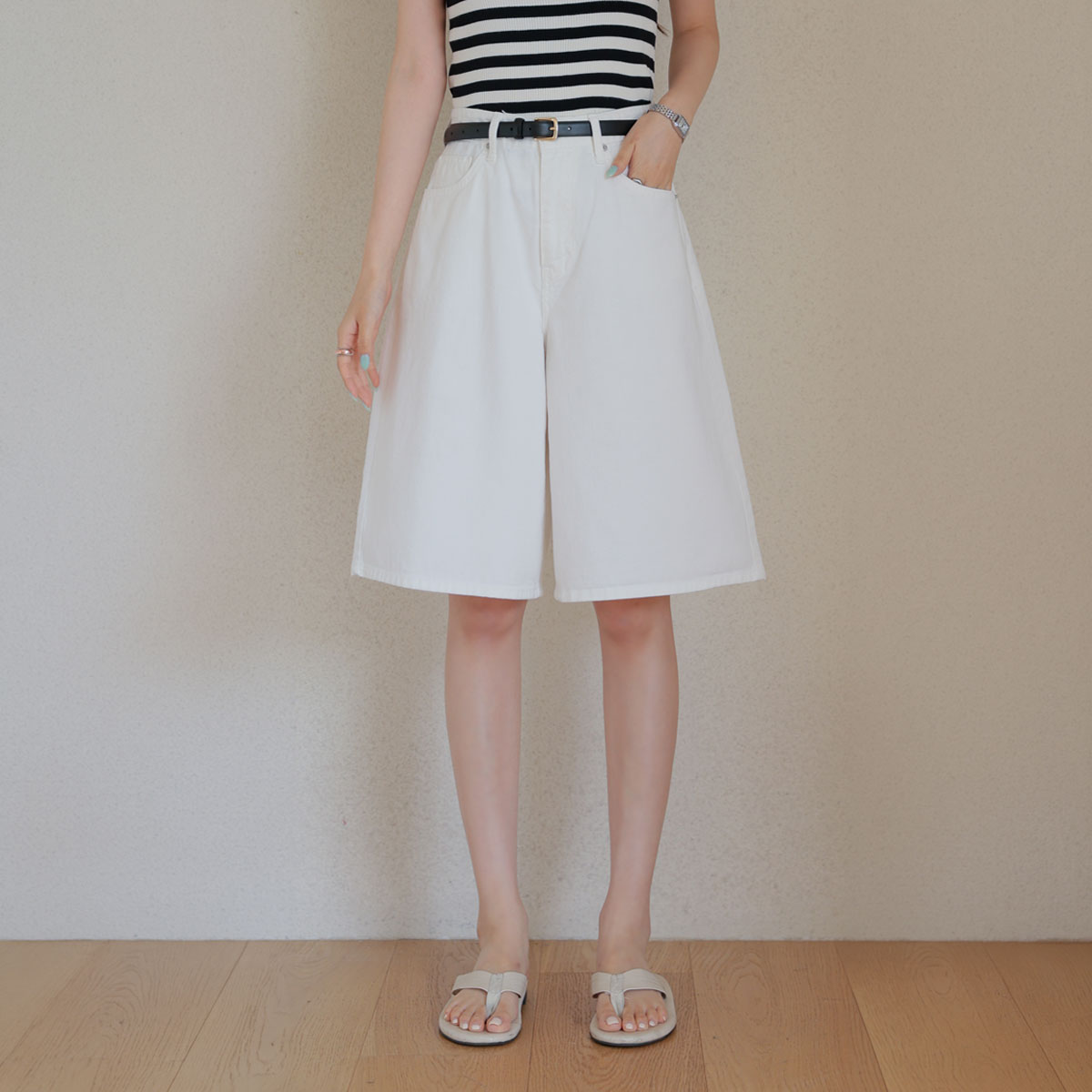 Fit-correcting, firm, cool Bermuda shorts