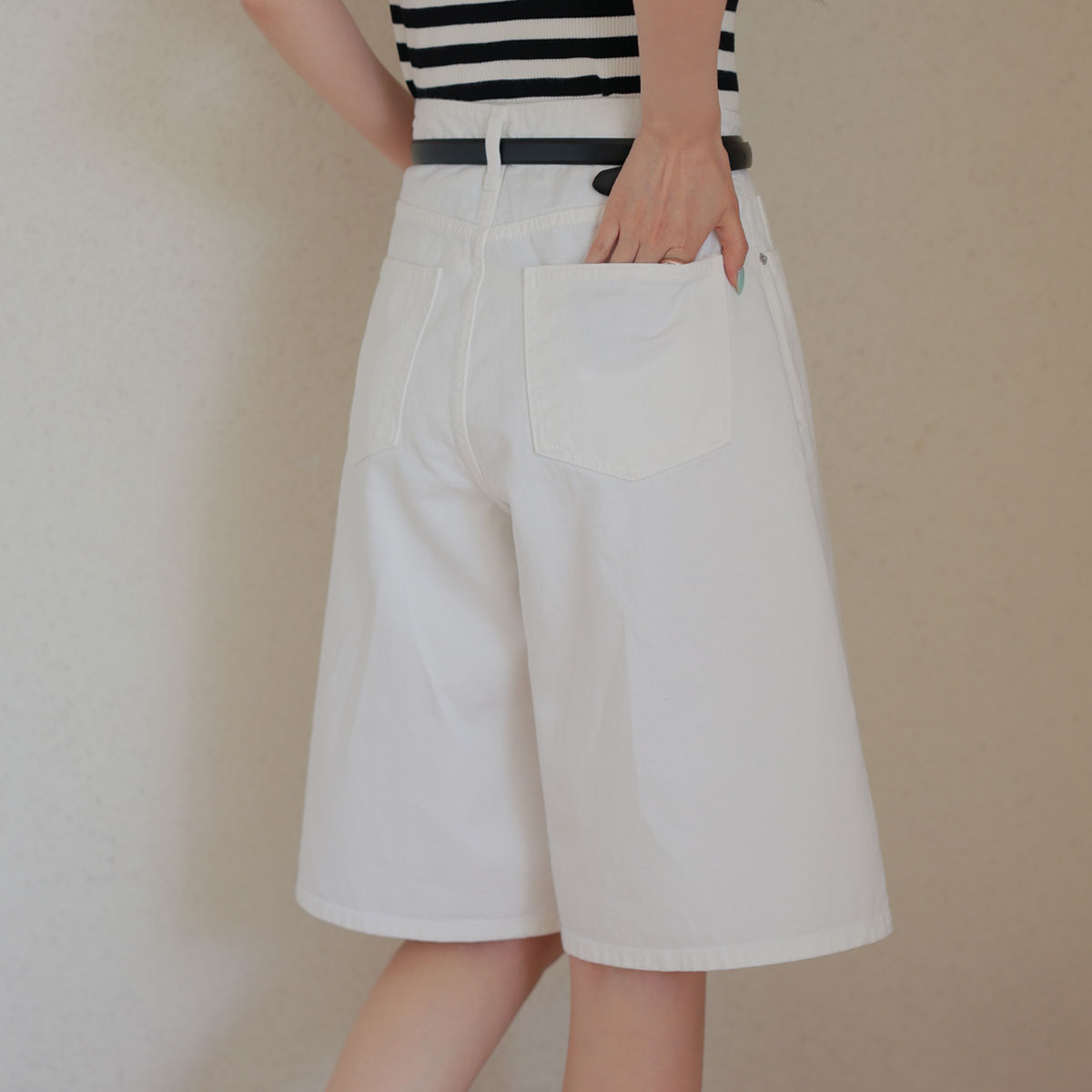 Fit-correcting, firm, cool Bermuda shorts
