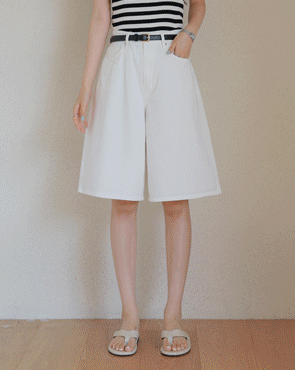 Fit-correcting, firm, cool Bermuda shorts