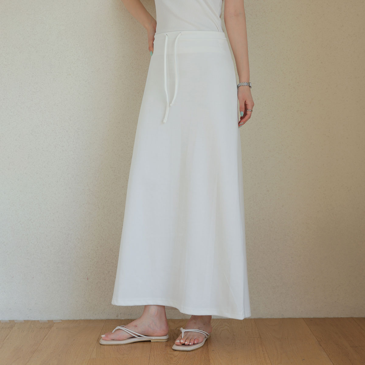 Low-fit tension long skirt