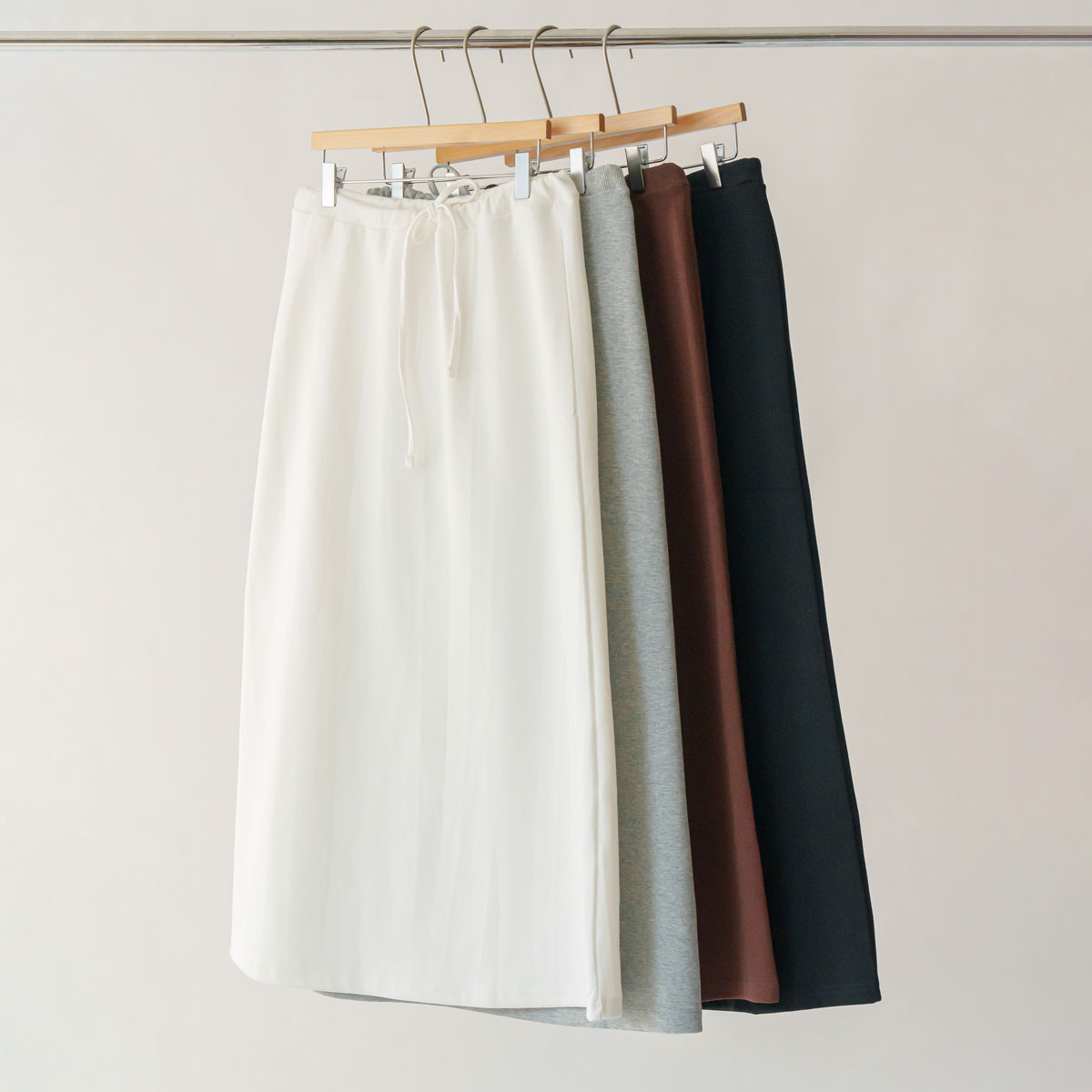 Low-fit tension long skirt