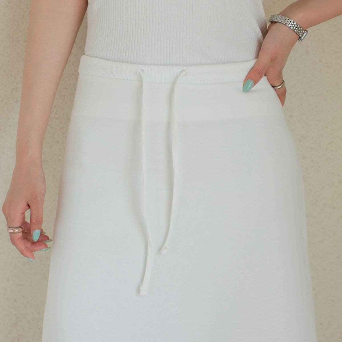 Low-fit tension long skirt